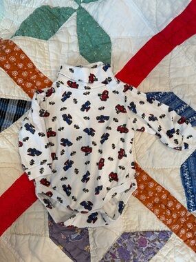 Vintage White Long-Sleeve Turtleneck Baby Bodysuit with Red & Blue Car Print